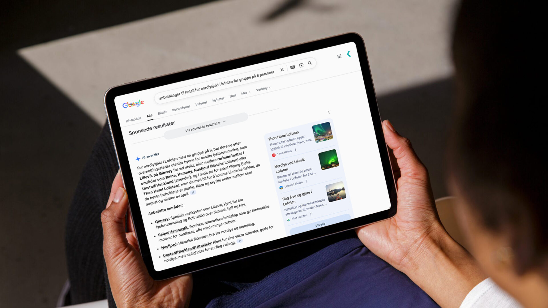 Google-søk på et nettbrett, der AI-oversikten anbefaler overnatting for nordlysjakt i Lofoten og viser kildene