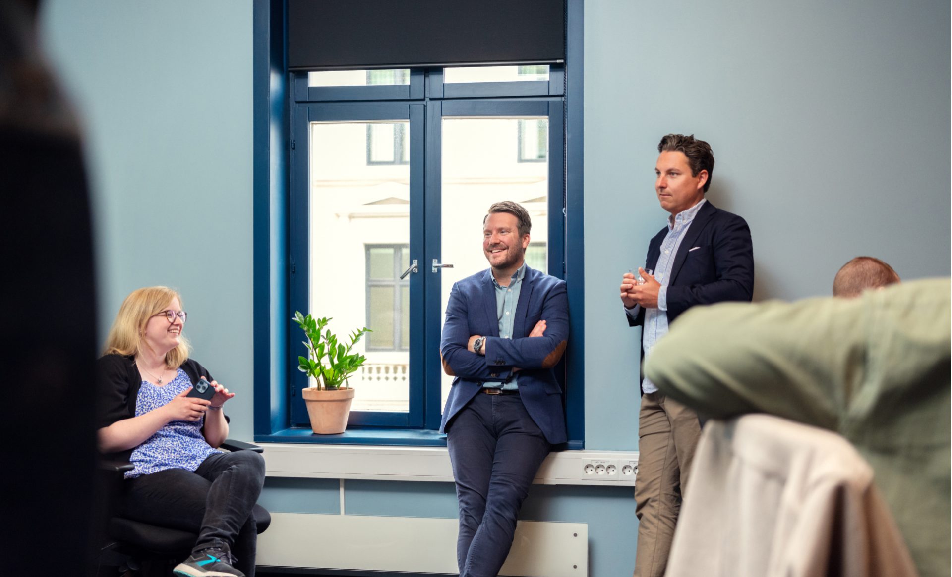 Ansatte i Kodeks står samlet på kontoret som representasjon av bærekraft i arbeidsmiljø og bedriftskultur