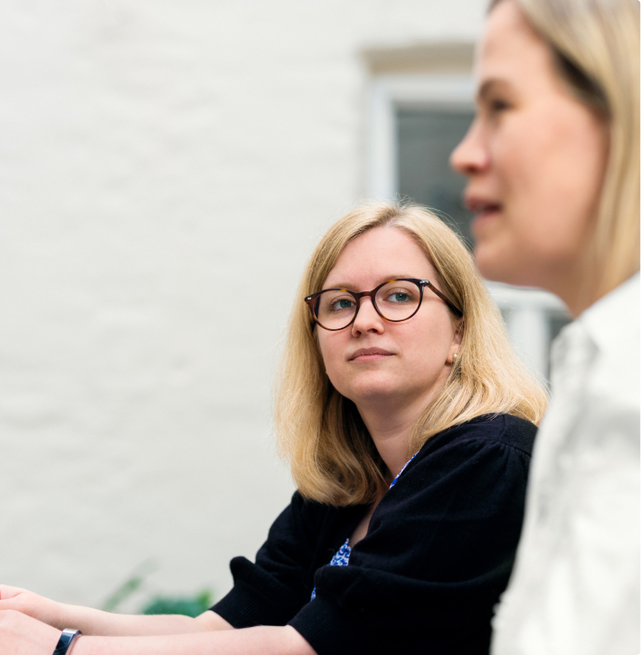 To personer i et møte, der den ene lytter oppmerksomt