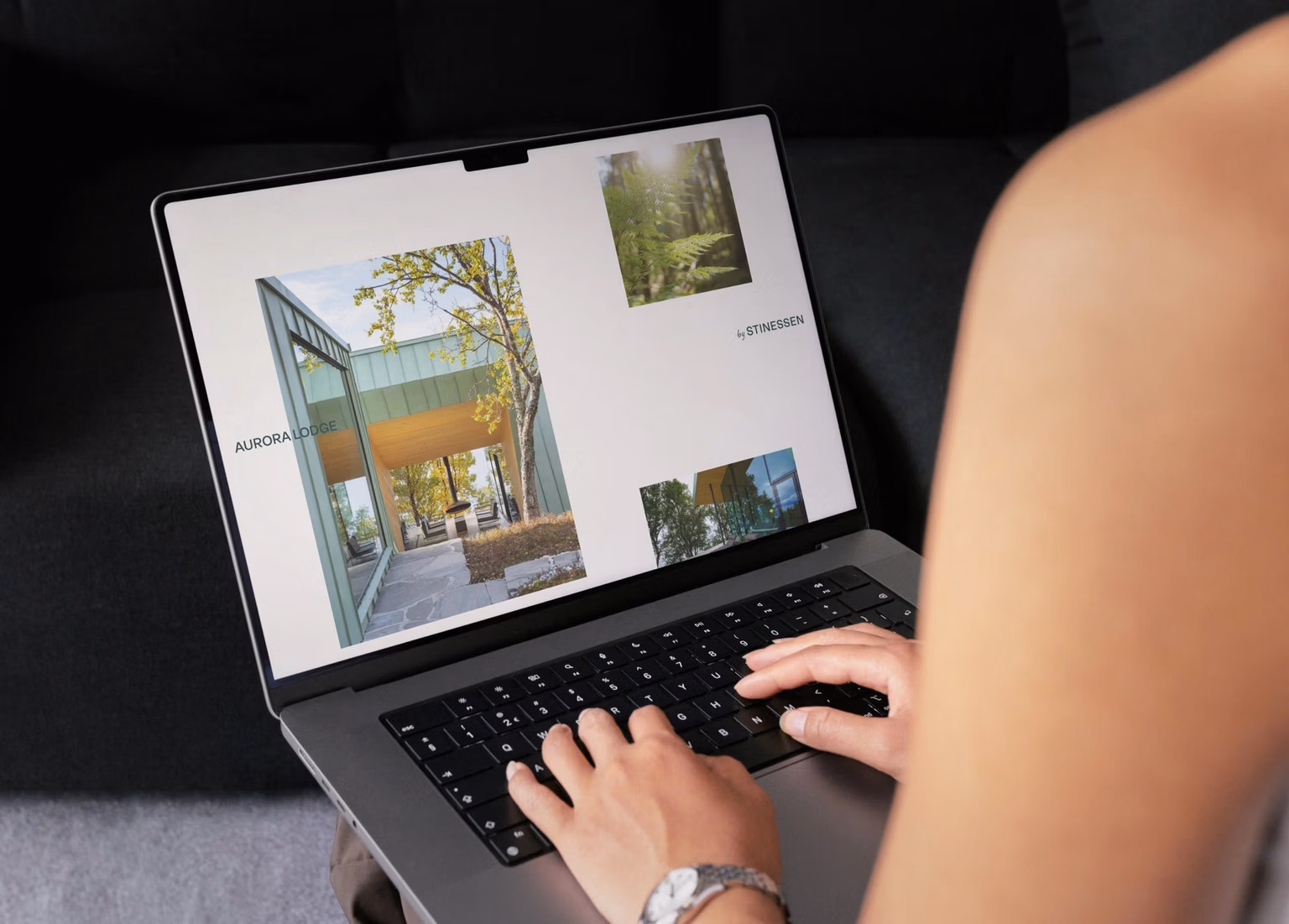 Illustrasjonsbilde av bærbar PC med skjermbilde nettsiden til Stinessen Arkitektur