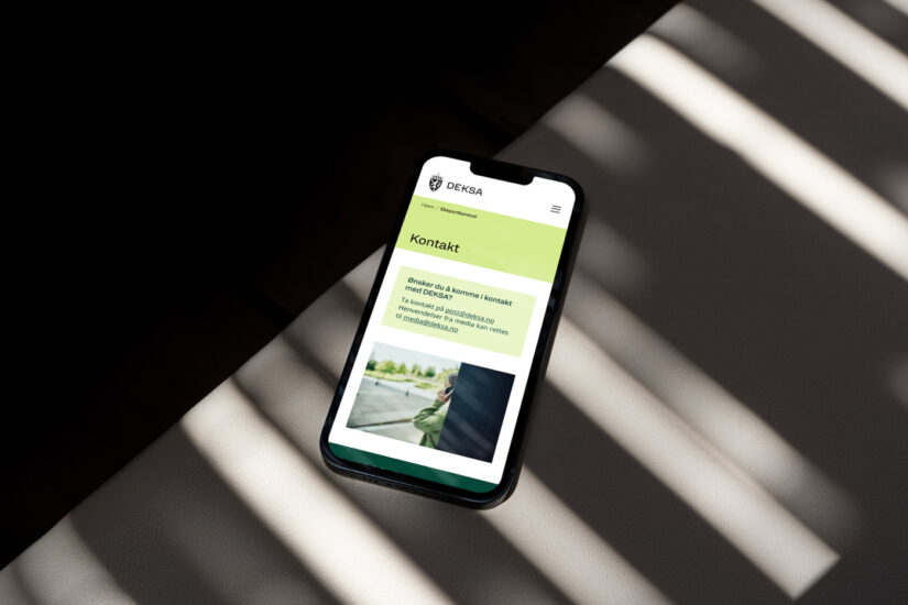 Mobil med kontaktsiden på Deksas nettside