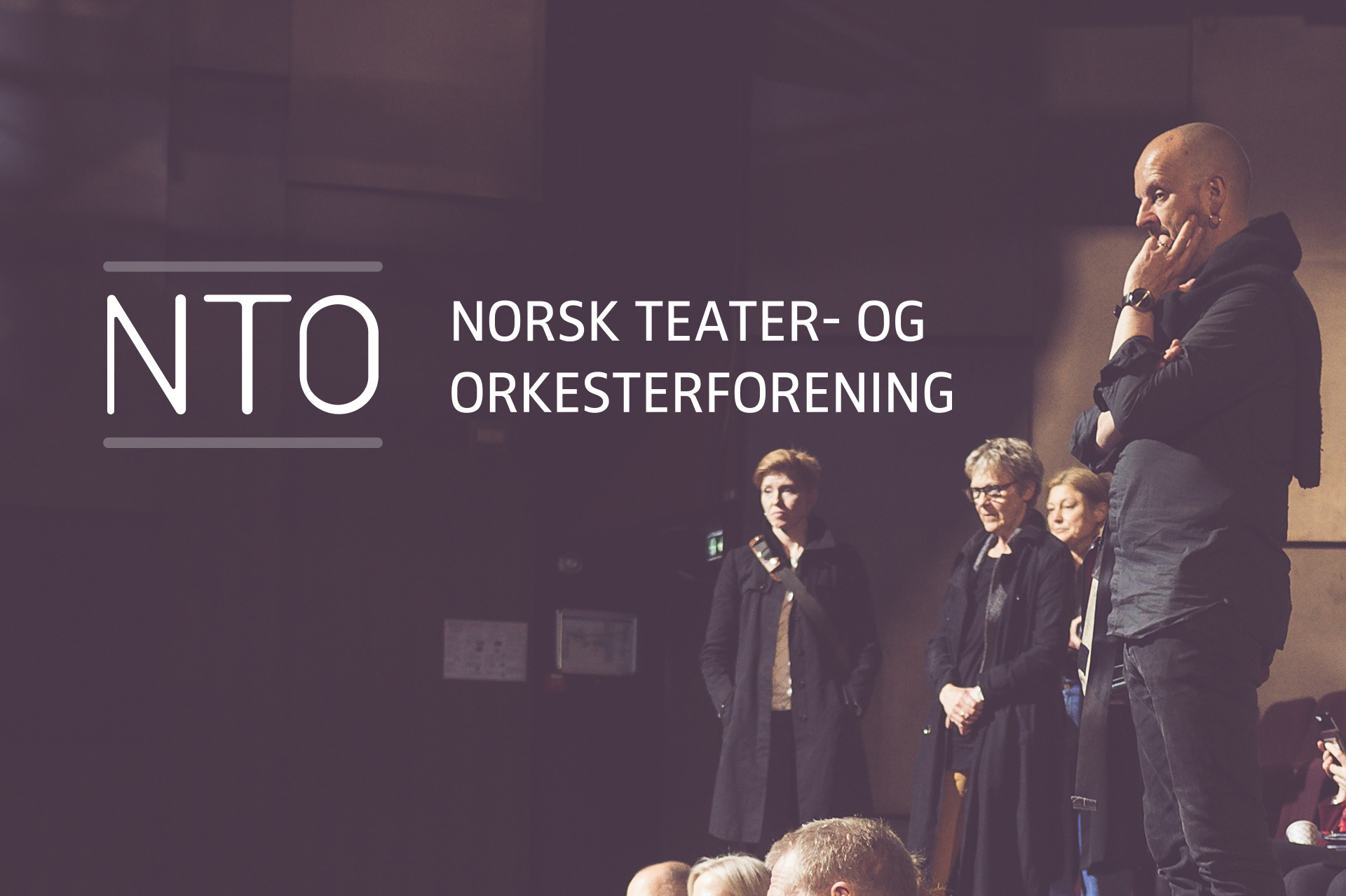 Logoen til Norsk teater- og orkesterforening over et bilde av personer i en teatersal