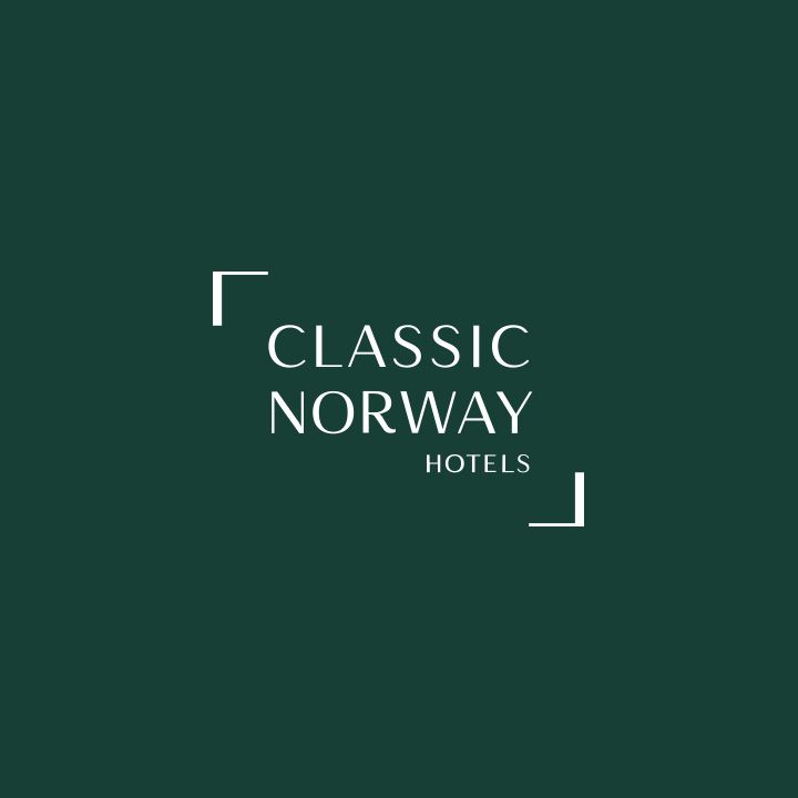 Logoen til Classic Norway Hotels på mørkegrønn bakgrunn