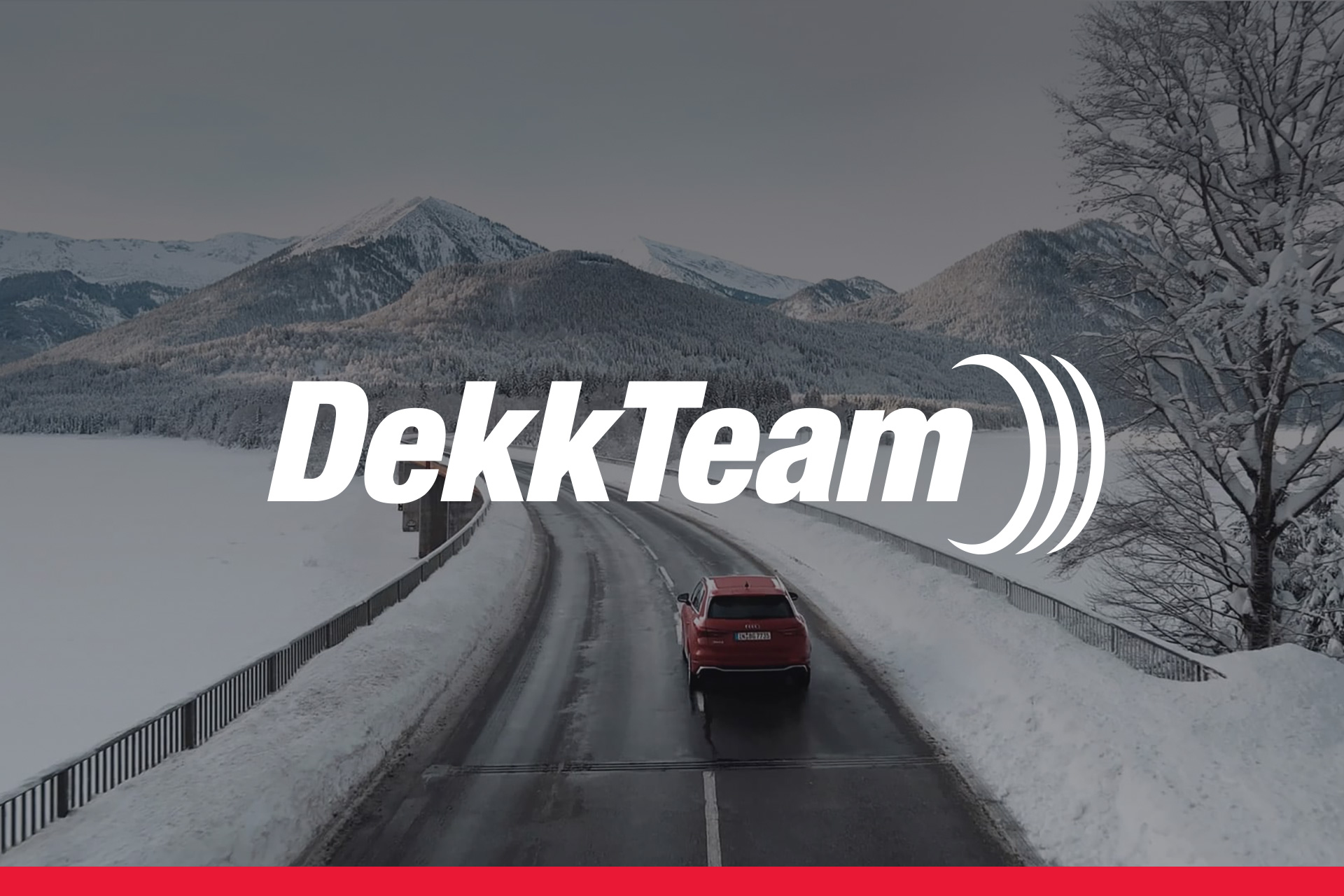 DekkTeams logo over et bilde av en rød bil på en snødekt fjellvei