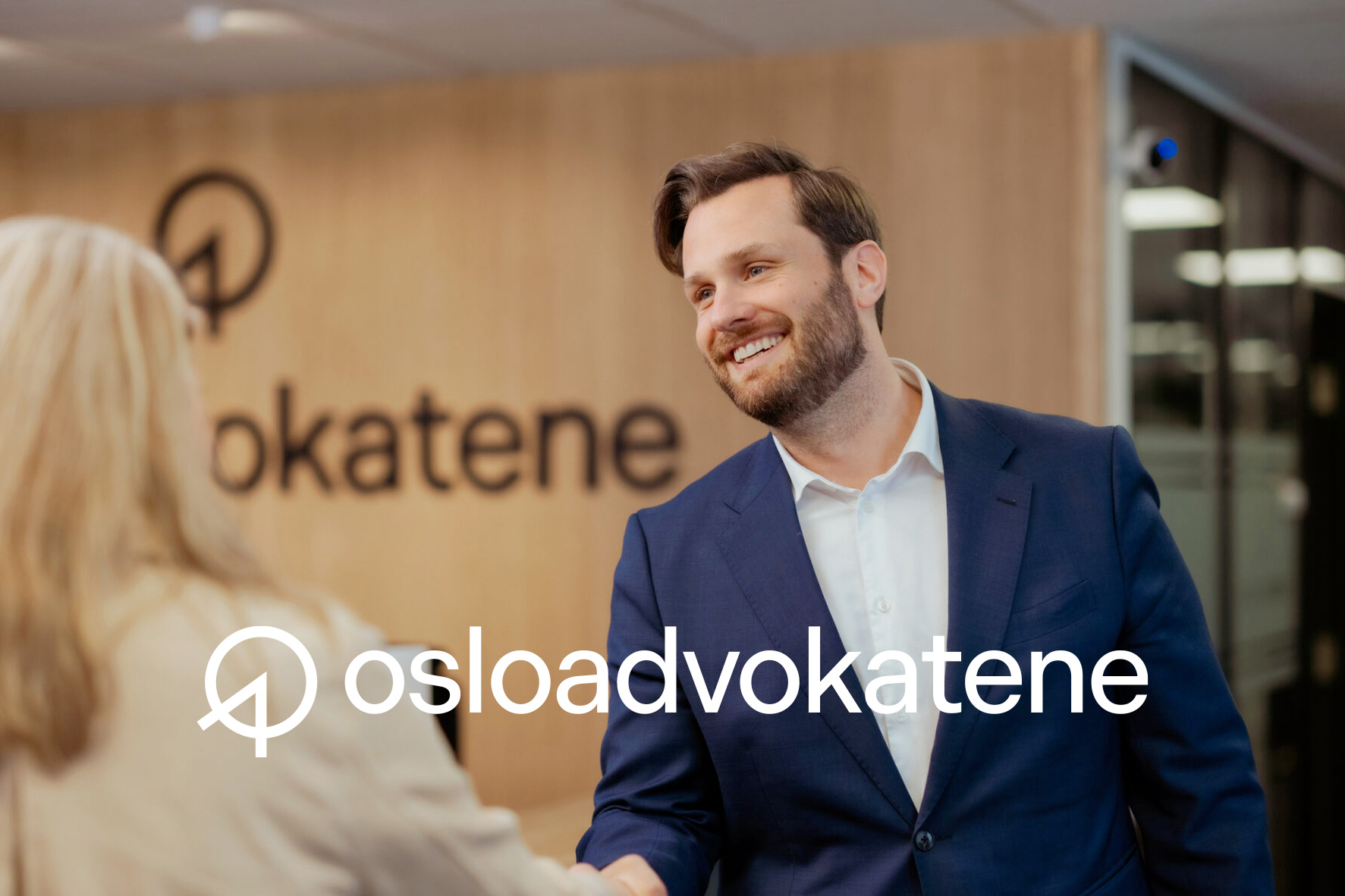 Osloadvokatenes logo over et bilde av to personer som håndhilser