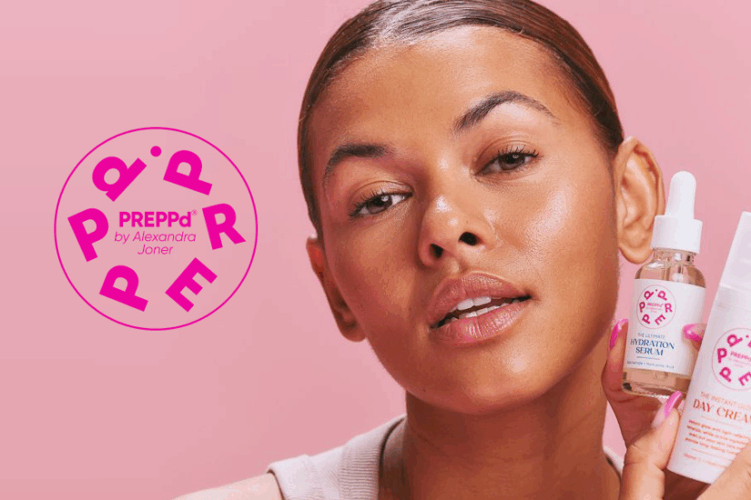 Logoen til Preppd by Alexandra Joner ved siden av en kvinne som holder hudpleieprodukter fra Preppd