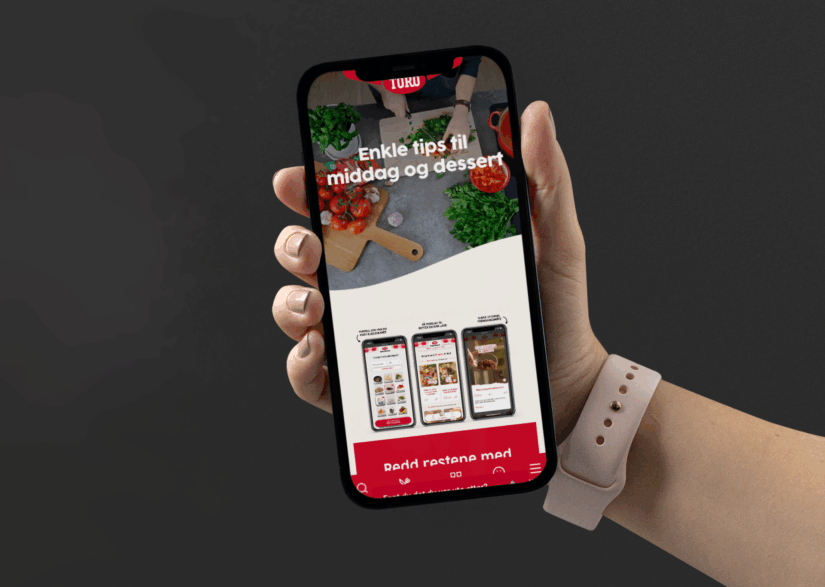 Hånd som holder en mobil med Toros nettside og overskriften «Enkle tips til middag og dessert»