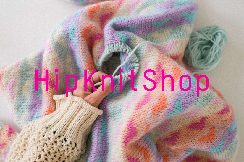 Hipknitshops logo over et fargerikt strikkeplagg og et garnnøste